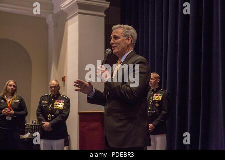 La onorevole Kevin McCarthy, California's ventitreesimo Quartiere Congressuale dal congressista, parla nel corso di una cerimonia al coperto a Marino nelle caserme di Washington D.C., 18 maggio 2018. Il sig. McCarthy è stata l ospite d onore e la cerimonia è stata ospitata dal comandante del Marine Corps gen. Robert B. Neller. Foto Stock