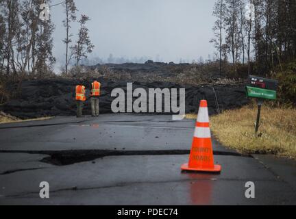 Pāhoa, Hawaii, 20 maggio 2018 - STATI UNITI Agenzia per la Protezione Ambientale (EPA) Ambiente la risposta del team di valutare la lava solidificata come risultato del Kīlauea eruzione vulcanica. La zona residenziale di Leilani Estates è stata evacuata a causa di fuoriuscite di lava, terremoti, incendi e alte concentrazioni di biossido di zolfo. Foto Stock