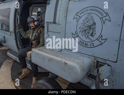 Mare di Norvegia (17 maggio 2018) Naval Air Crewman (elicottero) 2a classe William Levin si siede in un MH-60R Seahawk assegnato al 'fiero dei guerrieri di elicottero Maritime Strike Squadron (HSM) 72 prima di condurre i quarti di volo sul ponte di volo dell'guidato-missile destroyer USS Farragut (DDG 99). Farragut è attualmente implementato come parte di Harry Truman Carrier Strike gruppo. Con USS Harry Truman (CVN 75) come ammiraglia, distribuito strike gruppo unità includono staffs, di navi e di aeromobili di Carrier Strike gruppo Otto (CSG 8), Destroyer Squadron due otto (DESRON 28) e Carrier aria Wing Foto Stock