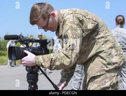 Stati Uniti Specialista dell'esercito Craig Jensen registra un ostacolo durante la FASCIA ATLANTICA 2018 a Ramstein Air Base, Germania, Maggio 22nd, 2018. SPC Jensen è un combattimento Documentazione/specialista di produzione assegnati alla difesa attività Media Europa/Africa Media Center Sembach. Foto Stock