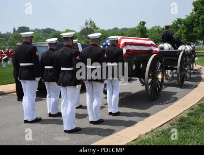 Marines con Marine Corps caserma ottavo e mi portano i resti del Marine Corps Cpl. John V. McNichol, 20, di Altoona, Pennsylvania, rappresentavano il 7 settembre 25, 2017, durante il suo funerale Maggio 14, il Cimitero Nazionale di Arlington, vicino a Washington, D.C. Nel novembre 1943, McNichol è stato assegnato alla società e, secondo battaglione, 8° Reggimento Marine, seconda divisione Marine, flotta forza Marine, atterrato contro rigida resistenza giapponese sulla piccola isola di Betio in Tarawa atollo delle Isole Gilbert, nel tentativo di fissare l'isola. Nel corso di diversi giorni di intensi combattimenti a Tarawa, circa 1,00 Foto Stock