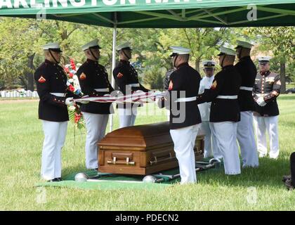 Marine Corps Cpl. John V. McNichol, 20, di Altoona, Pennsylvania, rappresentavano il 7 settembre 25, 2017, fu sepolto 14 maggio, il Cimitero Nazionale di Arlington, vicino a Washington, D.C. Nel novembre 1943, McNichol è stato assegnato alla società e, secondo battaglione, 8° Reggimento Marine, seconda divisione Marine, flotta forza Marine, atterrato contro rigida resistenza giapponese sulla piccola isola di Betio in Tarawa atollo delle Isole Gilbert, nel tentativo di fissare l'isola. Nel corso di diversi giorni di intensi combattimenti a Tarawa, circa 1.000 marines e marinai sono stati uccisi e più di duemila sono stati feriti, ma th Foto Stock