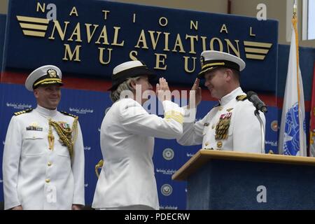 Fla. (18 maggio 2018) Capt. Courtney Smith (centro) gira il comando navale di istruzione e formazione sulla sicurezza Assistenza attività di campo al cap. Contrassegnare Truluck (destra) presso il National Naval Aviation Museum come Naval Istruzione e Formazione Il comando capo del personale Capt. Mike Whitt guarda a. NETSAFA è la U.S. Marina di agente per l educazione internazionale e della formazione e di coordinamento delle azioni di sostegno alla formazione per i governi internazionali e con le organizzazioni internazionali. Foto Stock