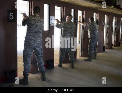 Team Minot aviatori competere nel Excellence-In concorrenza pistola elementare la concorrenza per le forze di polizia alla settimana a Minot Air Force Base in North Dakota, 15 maggio 2018. Minot Air Force Base personale e le famiglie ha celebrato la Polizia Nazionale settimana 2018, MAGGIO 14-18. Foto Stock