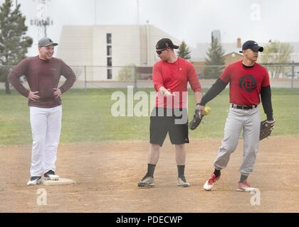 Team Minot aviatori competere nella settimana di polizia softball torneo a Minot Air Force Base in North Dakota, 17 maggio 2018. La polizia nazionale settimana è un congressionally onorato settimana per celebrare il personale incaricato dell'applicazione della legge in tutta la nazione e di tutto il mondo che hanno compiuto il sacrificio estremo nella linea del dazio. Foto Stock