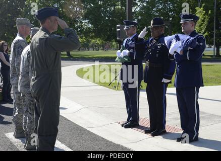 Col. Johan Deutscher, 141Air Refuelling Wing Commander, rende un omaggio ai colori presentati dai membri del Fairchild Air Force Base di guardia d'onore e un agente dei servizi di contrasto durante una polizia nazionale settimana Memorial Cerimonia di ritiro a Fairchild AFB, Washington, 16 maggio 2018. Un ritiro si è tenuta la cerimonia in ricordo dei caduti legge i membri con la bandiera degli Stati Uniti in pensione. Foto Stock