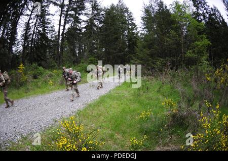 Concorrenti nel 2018 ho Corps guerriero migliore concorrenza condotta a 7 mile road marzo durante la seconda giornata della concorrenza su maggio 15, 2018 a base comune Lewis-Mccorda. Tutti i concorrenti sono stati richiesti per effettuare il riporto di 35 sterline nel loro ruck sack e completare il corso il più presto possibile. Foto Stock