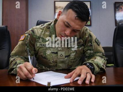 Stati Uniti Soldato Spc. Andrew Feazelle, assegnato al segnale 7 di comando, dura prova scritta per la rete Enterprise Command (NETCOM) Concorrenza guerriero migliore concorrenza a Fort Huachuca, AZ., 18 maggio 2018. Durning la NETCOM guerriero migliore concorrenza, U.S. Segnale di esercito di soldati provenienti da tutto il mondo hanno partecipato al NETCOM guerriero migliore concorrenza per essere testati in navigazione terrestre, una sollecitazione shoot, un miglio 12 ruck marzo, un percorso ad ostacoli, un esercito fisica test di fitness e di un consiglio di amministrazione. Foto Stock