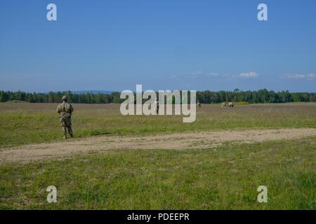 Stati Uniti Paracadutisti dell'esercito assegnato alla furia batteria, 4° Battaglione, 319Airborne campo reggimento di artiglieria, 173rd Airborne Brigade condurre operazioni di recupero dopo un pesante calo al settimo Esercito di formazione del comando di Grafenwoehr Area Formazione, Germania, 18 maggio 2018. Foto Stock