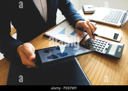 Imprenditore utilizzando il tablet PC alla situazione sul mercato valore , la concezione di business. Foto Stock