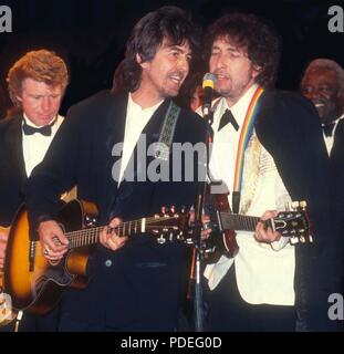 George Harrison e Bob Dylan 1988 foto da John Barrett/PHOTOlink.net /MediaPunch Foto Stock