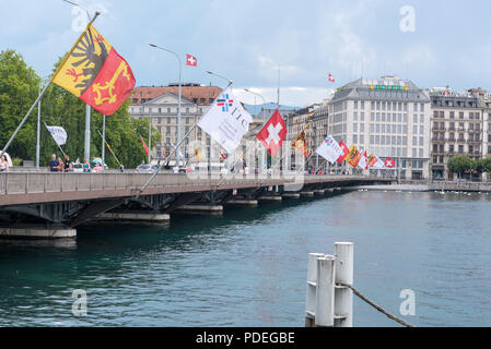 Pont du Mont Blanc attraversando il fiume Rodano di Ginevra in Svizzera con le bandiere del paese, il cantone e un inserzionista. Foto Stock