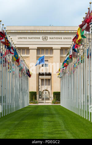 Bandiere degli Stati membri delle Nazioni Unite in volo da una fila di pali di bandiera a eh Nunited Unite a Ginevra, Svizzera Foto Stock