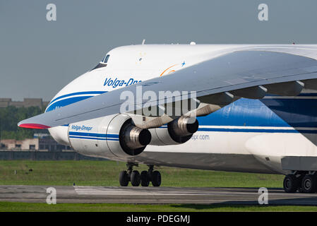 Novosibirsk, Russia - 7 Giugno 2018: Antonov un-124-100 Ruslan RA-82079 Volga Dnepr Airlines sulla pista di Tolmachevo Aeroporto Internazionale. Foto Stock