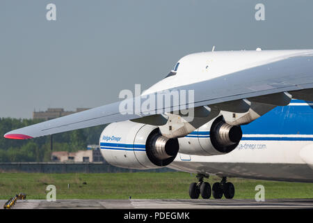 Novosibirsk, Russia - 7 Giugno 2018: Antonov un-124-100 Ruslan RA-82079 Volga Dnepr Airlines sulla pista di Tolmachevo Aeroporto Internazionale. Foto Stock