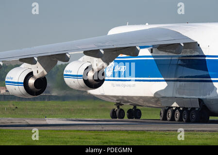 Novosibirsk, Russia - 7 Giugno 2018: Antonov un-124-100 Ruslan RA-82079 Volga Dnepr Airlines sulla pista di Tolmachevo Aeroporto Internazionale. Foto Stock