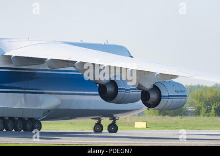 Novosibirsk, Russia - 7 Giugno 2018: Antonov un-124-100 Ruslan RA-82079 Volga Dnepr Airlines sulla pista di Tolmachevo Aeroporto Internazionale. Foto Stock