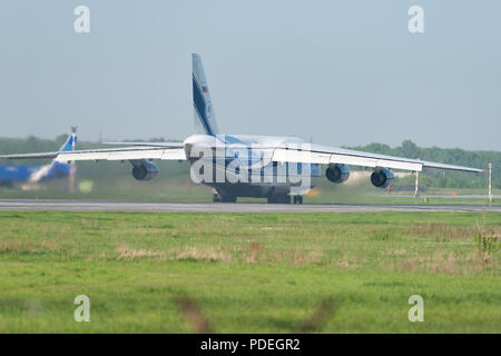 Novosibirsk, Russia - 7 Giugno 2018: Antonov un-124-100 Ruslan RA-82079 Volga Dnepr Airlines sulla pista di Tolmachevo Aeroporto Internazionale. Foto Stock