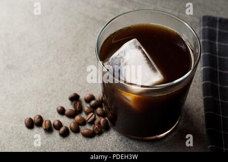 Il freddo a preparare il caffè con ghiaccio. Organici bevanda estiva. Foto Stock