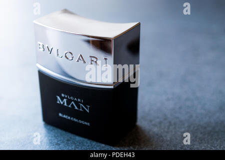 Istanbul, Turchia - 23 febbraio 2018 Bvlgari uomo nero Colonia 30ml. Prdouct cosmetici. Foto Stock