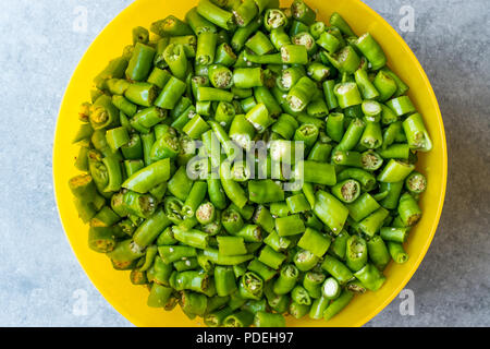 Fette di peperoncini verdi in giallo coppa in plastica. Alimenti biologici. Foto Stock