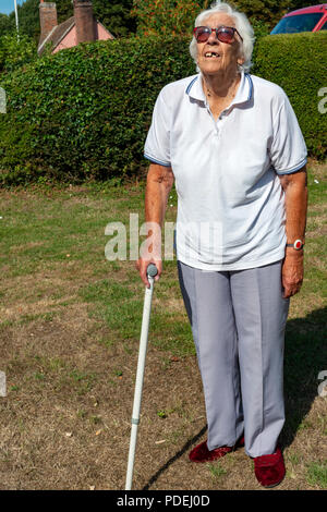 Ipovedenti donna affetti da degenerazione maculare senile Foto Stock