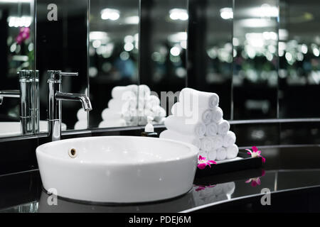 Interno del bagno con lavandino rubinetto e asciugamano bianco in hotel. Il design moderno del bagno. Foto Stock