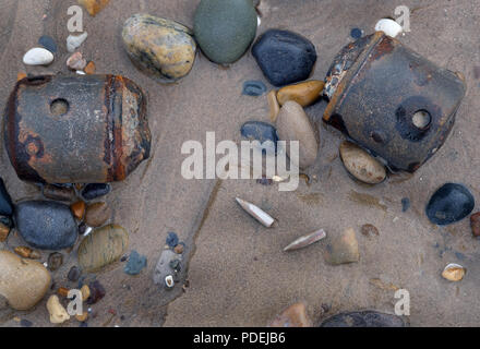 Resti della seconda guerra mondiale RP3 aerei inglesi da 3 pollici proiettili a razzo sulla spiaggia di Skipsea, UK. Un tempo di guerra poligono di tiro. Foto Stock