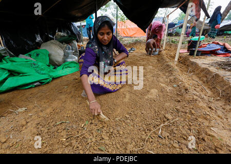 Una donna Rohingya costruisce il suo nuovo rifugio su di una collina a Palongkhali in Ukhia. Cox's Bazar, Bangladesh Foto Stock