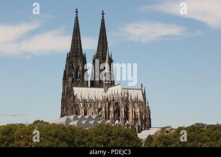 Blick auf den Kölner Dom in der Altstadt von Köln Foto Stock