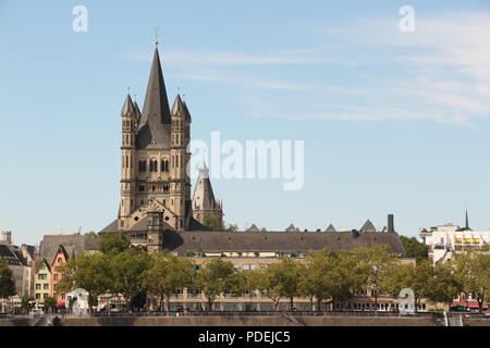 Die Romanische Kirche Groß San Martin in der Altstadt von Köln Foto Stock