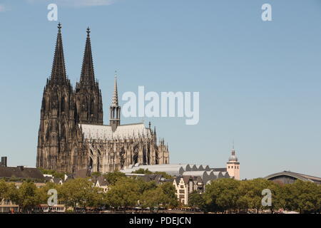 Blick auf den Kölner Dom in der Altstadt von Köln Foto Stock