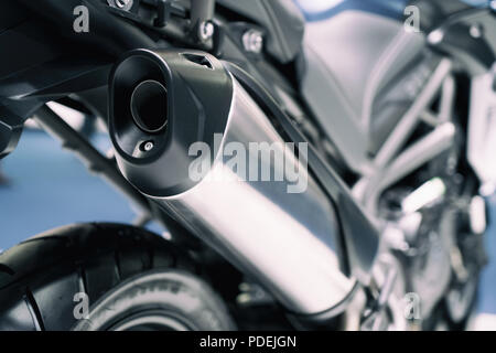 Immagine ravvicinata di motociclette nuove tubazioni di scarico. Vista posteriore di un motociclo con il focus sull'scarico cromato. Foto Stock