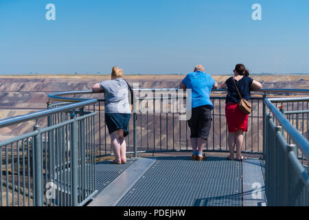JACKERATH, Germania - luglio 7, 2018: SKYWALK con persone sconosciute a Garzweiler fossa aperta marrone miniera di carbone Foto Stock