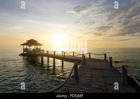 Il molo di legno tra il tramonto a Phuket, Tailandia. Estate, Viaggi, vacanze e concetto di vacanza. Foto Stock