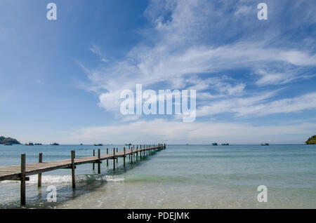 Il molo di legno tra il tramonto a Phuket, Tailandia. Estate, Viaggi, vacanze e concetto di vacanza. Foto Stock