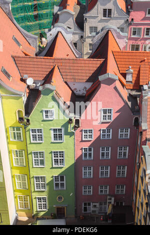 Case di Danzica, vista aerea di una fila di tipiche case a schiera nella zona della Città Vecchia di Danzica, Pomerania, Polonia. Foto Stock