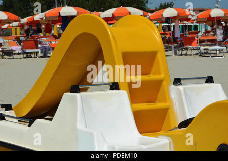 Far scorrere in barca sulla spiaggia Foto Stock