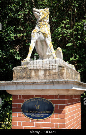 Cani di Alcibiades statua all'ingresso al Victoria Park, East London, Regno Unito Foto Stock