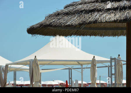 Ombrelloni sulla spiaggia Foto Stock