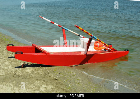 La barca di salvataggio sulla spiaggia Foto Stock