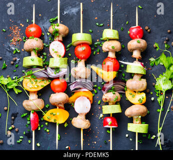 Verdure grigliate spiedini su spiedini con pomodoro, peperone, funghi,le zucchine e la cipolla.Dieta.barbecue spiedini Vegan Foto Stock
