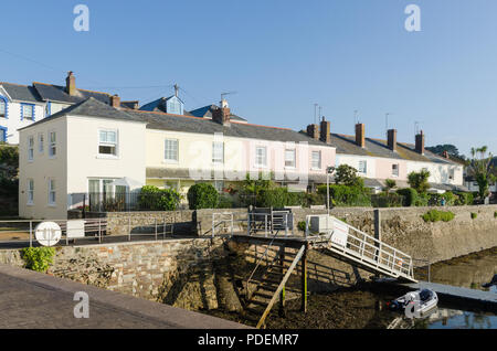 Fila di pittoreschi cottage sull isola Quay nella graziosa cittadina di vela di Salcombe nel sud prosciutti,Devon, Inghilterra Foto Stock