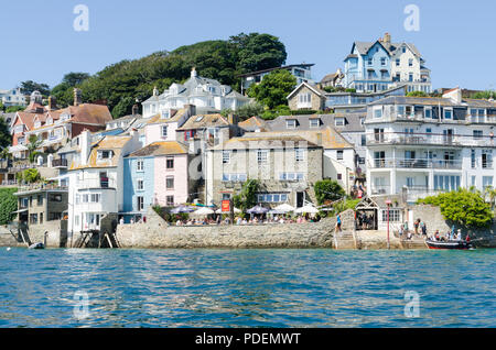 Il lungomare della graziosa cittadina di vela di Salcombe nel sud prosciutti,Devon, Inghilterra visto dall'estuario Foto Stock