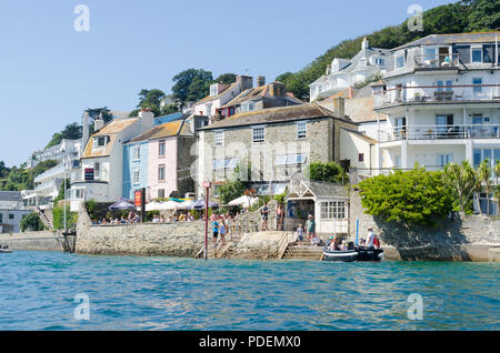 Il lungomare della graziosa cittadina di vela di Salcombe nel sud prosciutti,Devon, Inghilterra visto dall'estuario Foto Stock