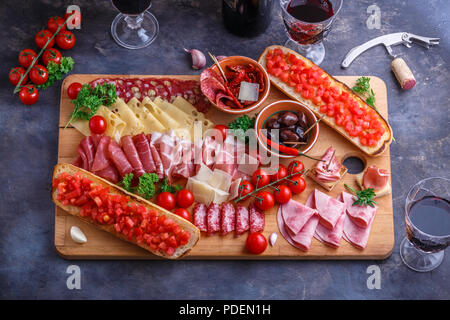 Tagliere assortiti di salumi, formaggio, pane e vino Foto Stock