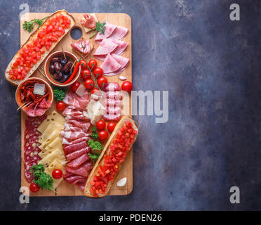 Vino antipasti di set sul pannello di legno, spazio di copia Foto Stock