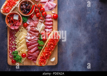 Vino antipasti di set sul pannello di legno, spazio di copia Foto Stock
