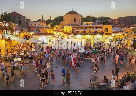 Rhodes, Greco - Luglio 17, 2018: la sera a Ippocrate piazza nel centro storico della città vecchia di Rodi Grecia Foto Stock