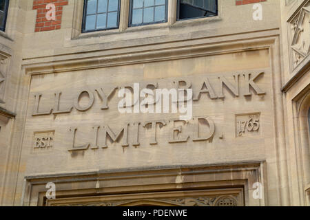 Lloyds Bank Limited stabilito nel 1765 segno il ramo esterno a Ely, Cambridgeshire, Inghilterra Foto Stock